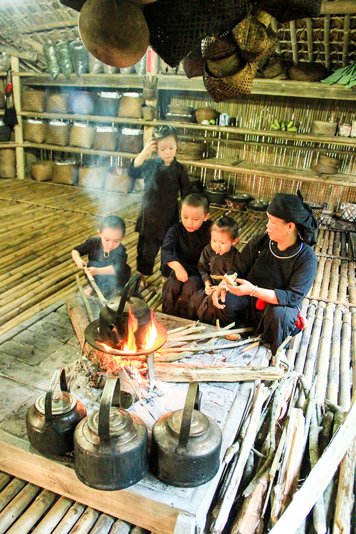 Tay people with many families with 3 to 4 generations living together. Photo: Do Anh Tuan
